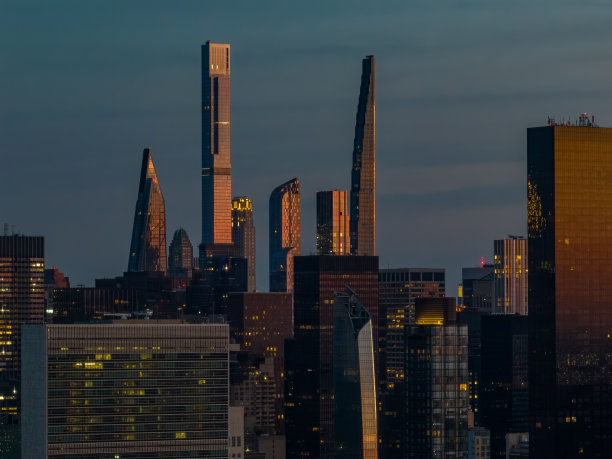 鸟瞰美国纽约日出时的天际线和高耸的摩天大楼图片下载