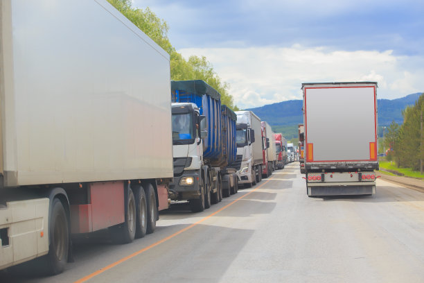 卡车在高速公路上朝相反的方向行驶图片下载