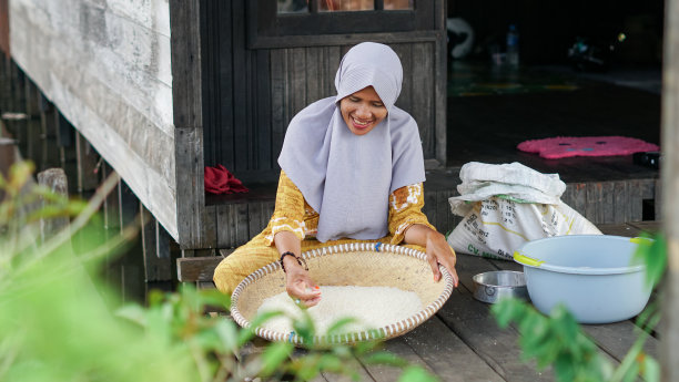 妇女正在家里簸米图片下载