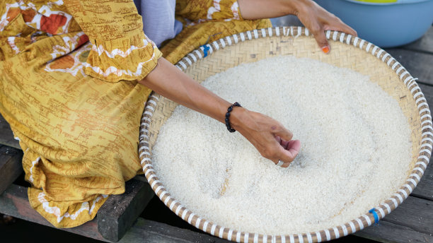 妇女正在家里簸米图片下载