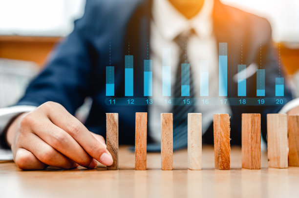 在工作场所手工摆放或放置一排排木块。商务与股票交易、金融投资、财务规划、商业概念中的计划与战略。图片下载