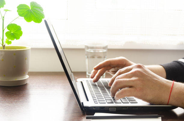 自由职业者的工作间在靠窗的桌子上。家庭办公室图片下载