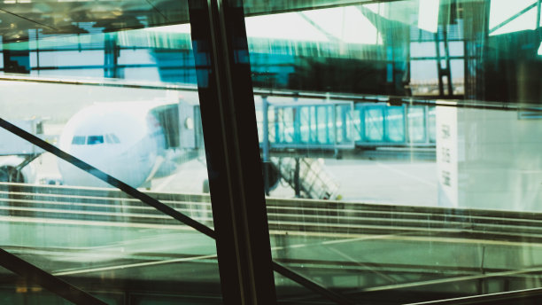 从机场候机室窗口看飞机的模糊视野图片下载