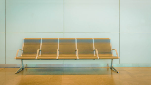 机场休息室座位极简主义的空间空没有人复古70年代80年代的风格图片下载