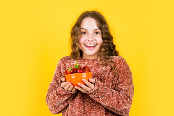 我的天啊。节食和维生素的概念。夏天浆果丰收。孩子们喜欢草莓。小女孩在吃草莓。健康的减肥食品。儿童保健。小孩子的健康早餐图片下载