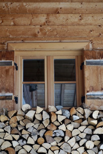 为冬天收集柴火。烧炉子用的柴火在屋里。房子四周都是柴火。房子附近有炉子里冬天用的柴火。柴火造的房子。图片下载