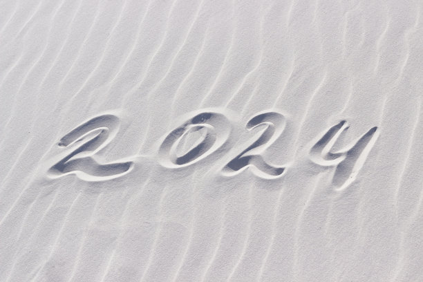 2024年用手指写在白沙上，2024年的概念，沙子上的字图片下载