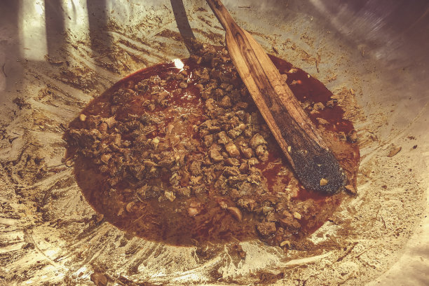 用大锅煮咖喱猪肉。图片下载