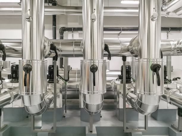 工业系统用不锈钢风管，建筑物和工业设备的强制通风，大型金属风管进风口，空气更新，工业暖通空调系统图片下载