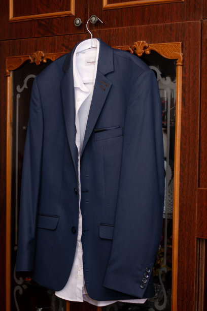 男人的衣服挂在衣架上图片下载