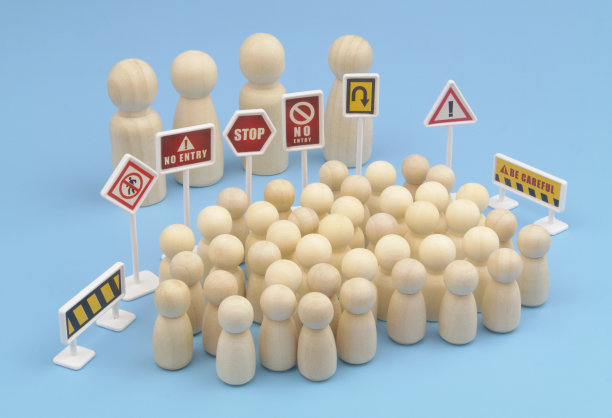 大型人群和小型人群被禁止标志隔开。图片下载