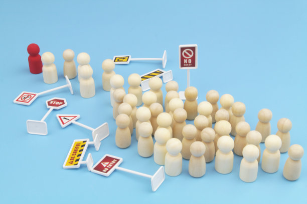 带着红头的木头人走过许多蓝色背景的禁酒令。图片下载