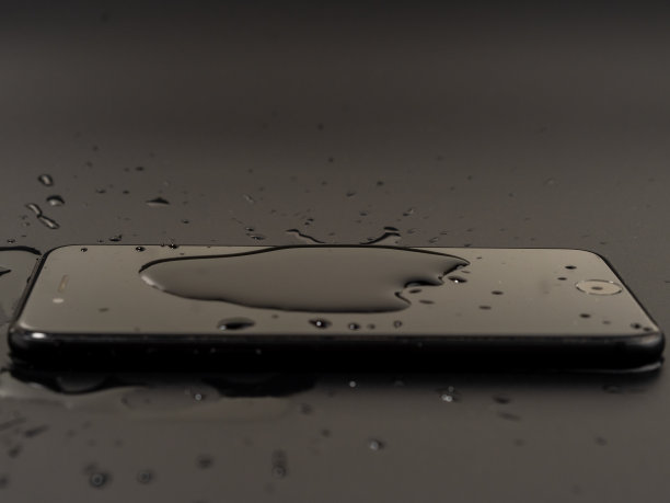 水洒在了智能手机上。智能手机掉进水里了。图片下载