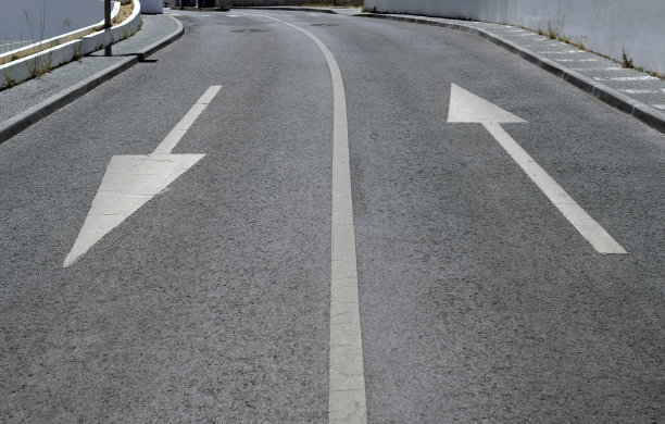 道路上有两个指向相反方向的箭头图片下载