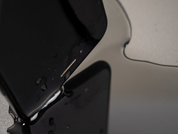 水洒在了智能手机上。智能手机掉进水里了。图片下载