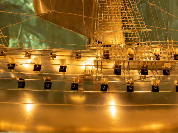 一艘装有火炮的旧船模型。图片下载