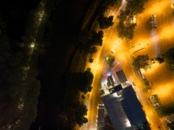 瑞士小镇夜晚的高角度视角，有路灯和城市道路。图片下载