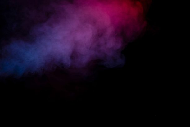 蓝色和紫色蒸汽在黑色的背景。图片下载