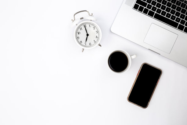 白色背景，笔记本电脑，智能手机，闹钟和黑色咖啡杯。图片下载