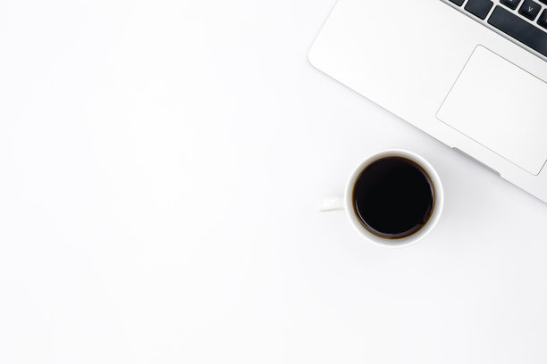 笔记本电脑和一杯黑咖啡，白色背景，俯视图。图片下载