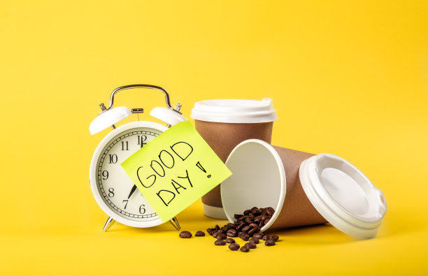 闹钟、纸杯、提醒纸、黄底咖啡豆。图片下载