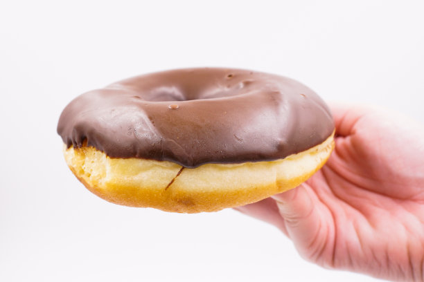 美味的牛奶巧克力甜甜圈图片下载