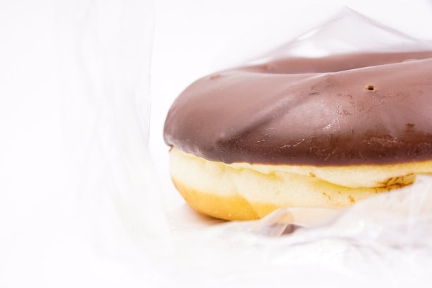 美味的牛奶巧克力甜甜圈图片下载