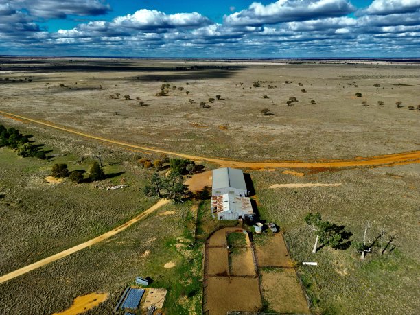 内陆的乡村车站图片下载