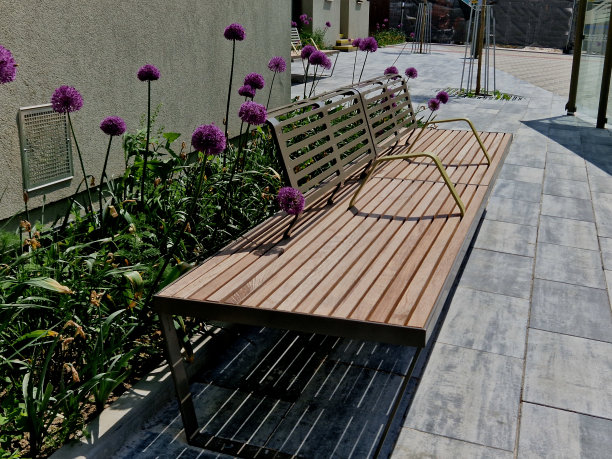 长椅:广场上或车站旁的长椅这张长凳通过扶手被分成了几个独立的部分，因此不可能睡觉或躺下。无家可归的人不会睡在这里图片下载