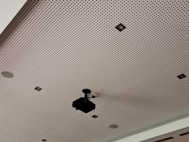 外框架由透明漆桦木胶合板制成，穿孔填充矿棉，优化高保真度听音室，录音室，后期制作工作室的声学效果图片下载