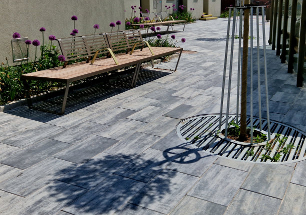 长椅:广场上或车站旁的长椅这张长凳通过扶手被分成了几个独立的部分，因此不可能睡觉或躺下。无家可归的人不会睡在这里图片下载