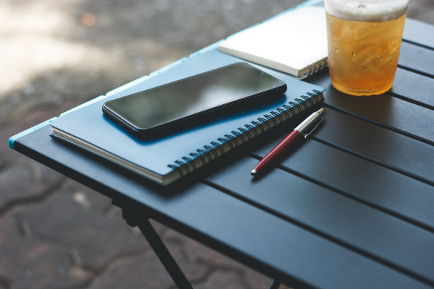 下班后喝点酒精饮料放松一下图片下载