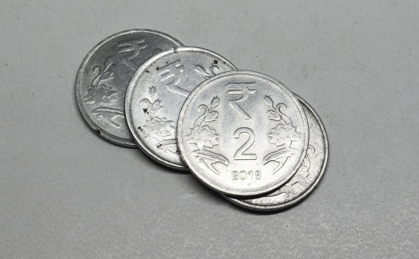两卢比银币，印度货币，钱币，堆两卢比旧币图片下载