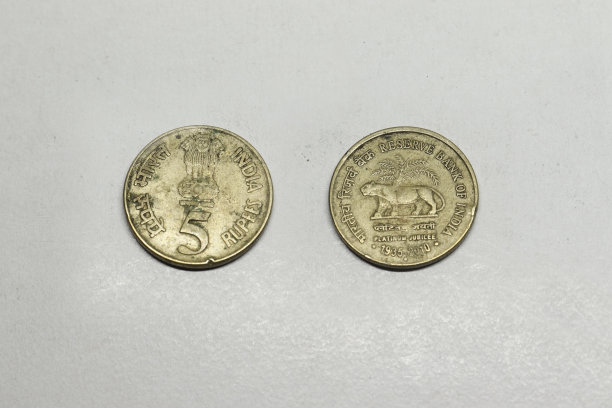 印度货币，印度储备银行的五卢比硬币，印度货币，钱，旧的五卢比硬币图片下载
