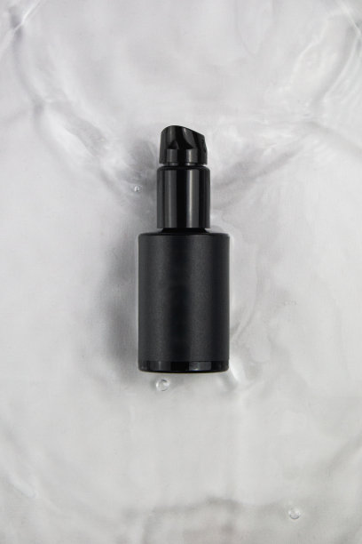 化妆品的罐子和盒子，产品照片与普通背景的模型图片下载