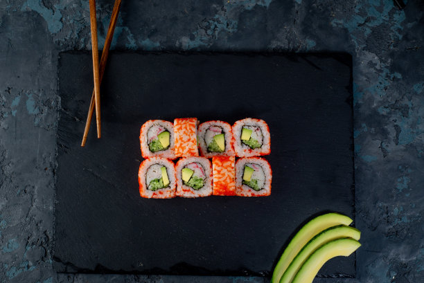 深色背景的亚洲美食、卷饼和寿司图片下载
