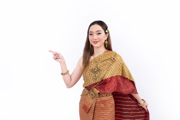 在白色背景中，一名泰国妇女穿着优雅、富有的传统服装，在做着手势和手势，宣传泰国的文化图片下载
