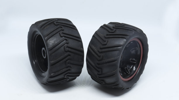 两个白色背景的黑色玩具轮胎图片下载