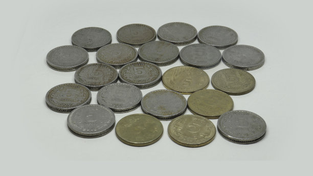 印度卢比硬币。一堆五卢比硬币。在白色背景下图片下载