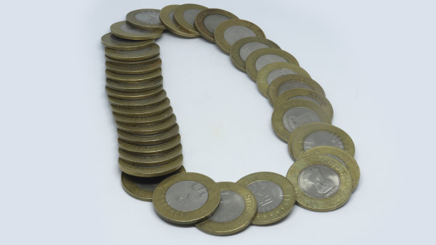 一堆印度卢比硬币。十卢比硬币。在白色背景下图片下载