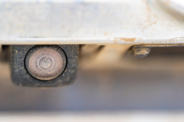 被泥土、泥浆和灰尘遮挡的车辆上的备用摄像头，使驾驶员看不见。图片下载