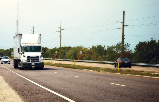 公路上的卡车。图片下载