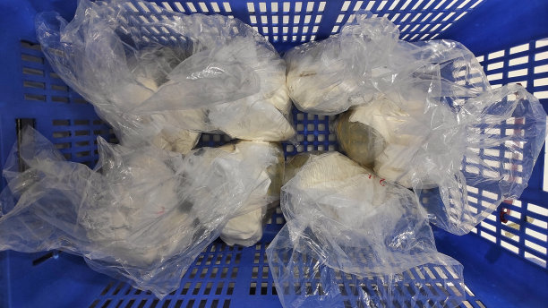 蓝色篮子里装着配料粉的塑料袋图片下载