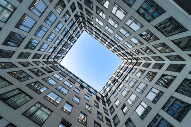 现代办公大楼的低角度视图，对着清澈的蓝天图片下载