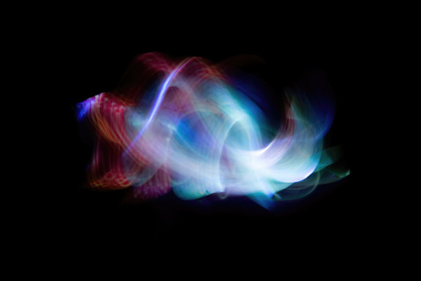 黑色背景上的光迹图片下载