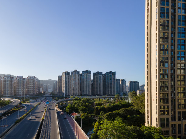 高层居住区侧高架桥交通状况鸟瞰图图片下载