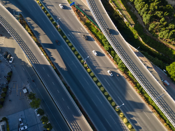城市道路交通状况鸟瞰图图片下载