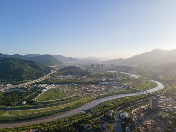 郊区河流鸟瞰图图片下载