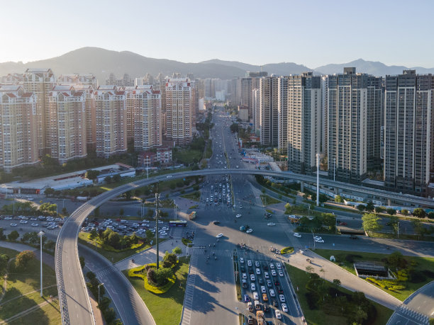 城市高层建筑旁的高架桥鸟瞰图图片下载