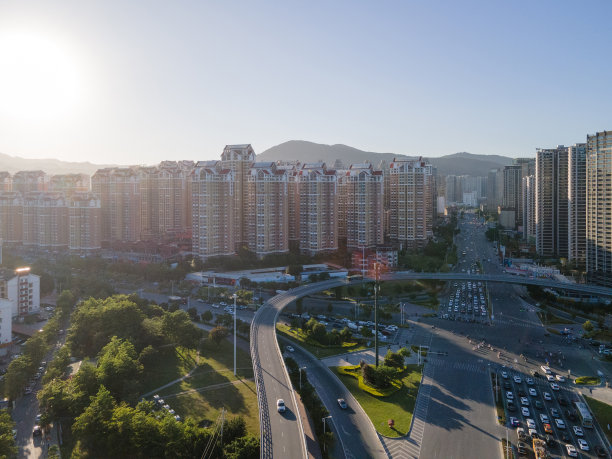 高层居住区侧高架桥交通状况鸟瞰图图片下载